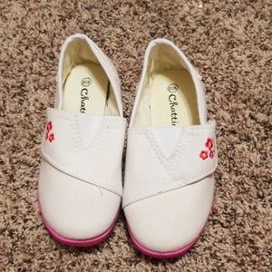 Toddler girl size 9/10 white Chatties shoes